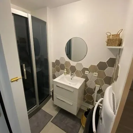 A 50 M De La Plage, De 35 M2 : Les Pieds Sales