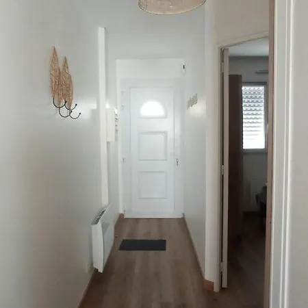 A 50 M De La Plage, De 35 M2 : Les Pieds Sales Bréhal