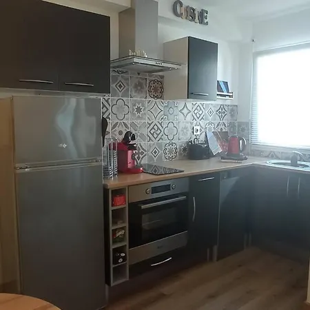 A 50 M De La Plage, De 35 M2 : Les Pieds Sales