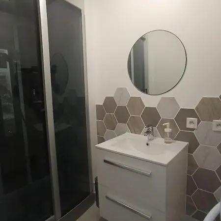 A 50 M De La Plage, De 35 M2 : Les Pieds Sales