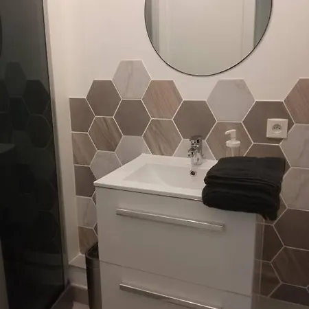 A 50 M De La Plage, De 35 M2 : Les Pieds Sales * Bréhal