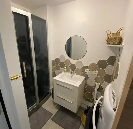 A 50 M De La Plage, De 35 M2 : Les Pieds Sales