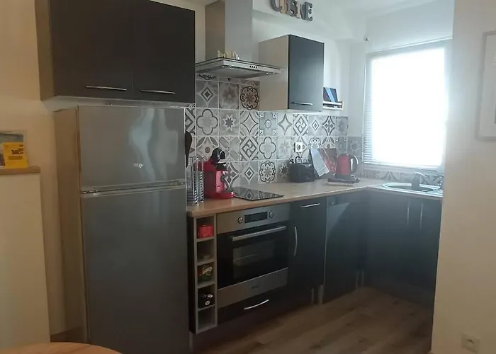 A 50 M De La Plage, De 35 M2 : Les Pieds Sales