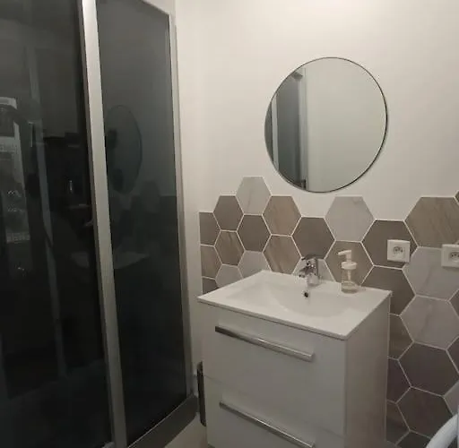 A 50 M De La Plage, De 35 M2 : Les Pieds Sales