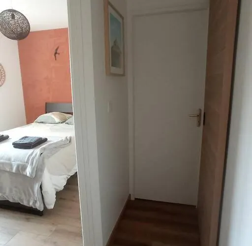 A 50 M De La Plage, De 35 M2 : Les Pieds Sales *