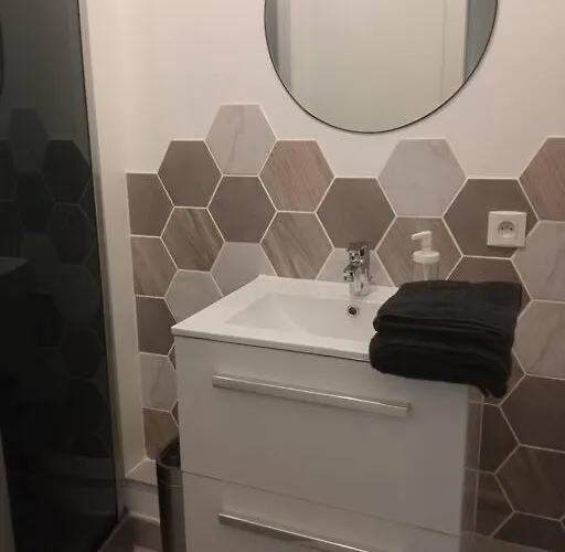 A 50 M De La Plage, De 35 M2 : Les Pieds Sales * Brehal